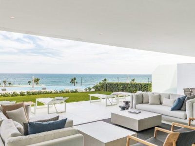 Apartamento sobre plano frente al mar en venta en Nueva Milla de Oro, Marbella