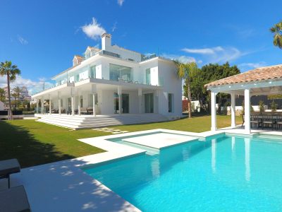 Modern Style Villa for Sale with Sea Views in Nueva Andalucía, Marbella