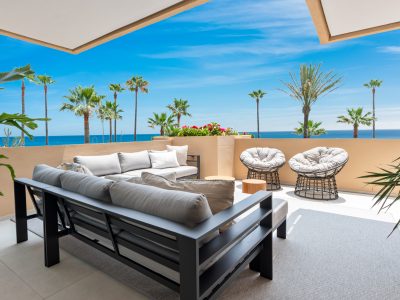 Apartamento frente al mar en venta en Nueva Milla de Oro, Marbella